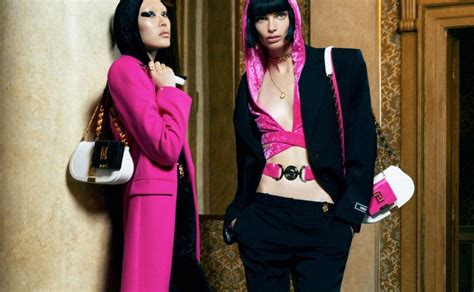 Versace: lo que vale la pena comprar y lo que no, según